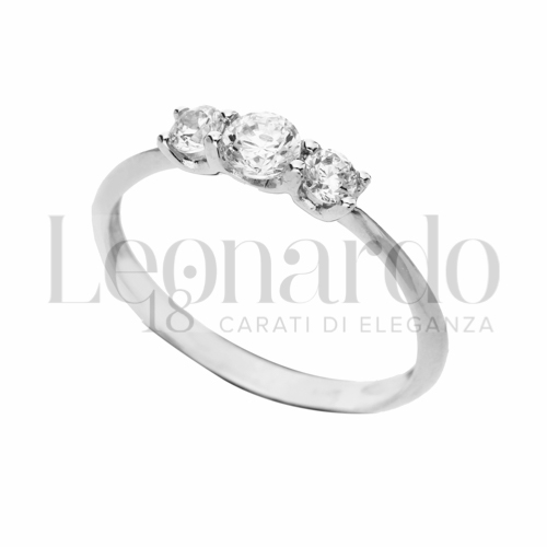 Modello o finitura Trilogy a scalare con Zircone bianco in Oro Bianco da 1,5gr.