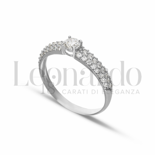 Modello o finitura Solitario con Pavè sul gambo con Zircone bianco in Oro Bianco da 1,8gr.