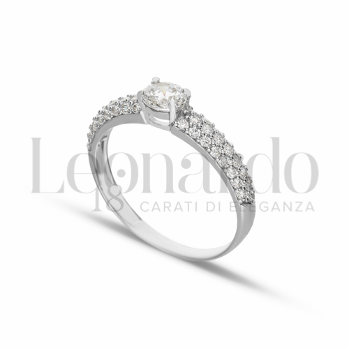 Modello o finitura Solitario con Pavè sul gambo con Zircone bianco in Oro Bianco da 2,5gr.