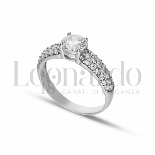 Modello o finitura Solitario con Pavè sul gambo con Zircone bianco in Oro Bianco da 3,1gr.