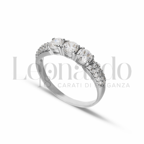 Modello o finitura Trilogy lineare con pietre sul gambo con Zircone bianco in Oro Bianco da 2,3gr.