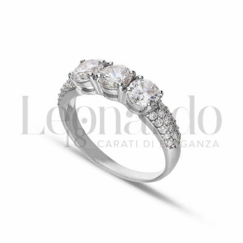 Modello o finitura Trilogy lineare con pietre sul gambo con Zircone bianco in Oro Bianco da 3,3gr.