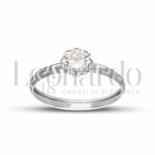 Modello o finitura Greca Laserata con Zircone bianco in Oro Bianco da 0,9gr.