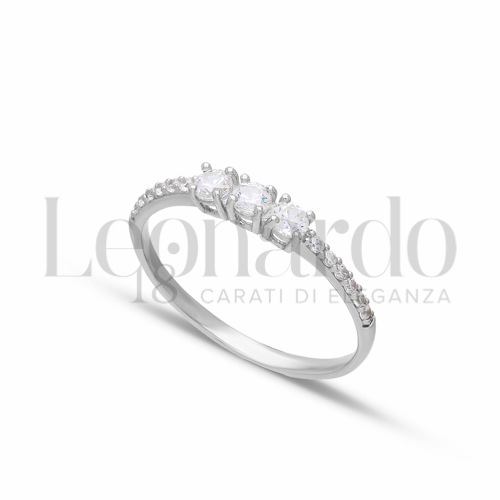 Modello o finitura Trilogy lineare con pietre sul gambo con Zircone bianco in Oro Bianco da 1,6gr.