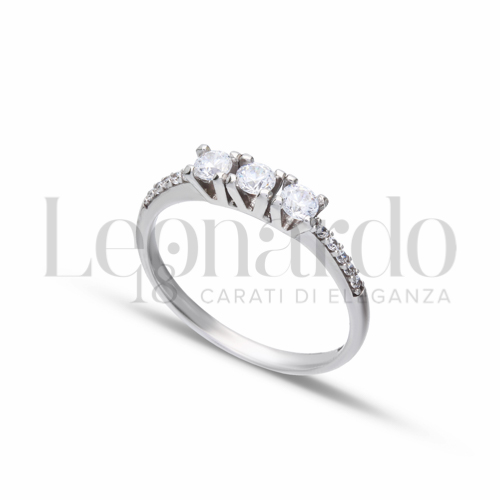 Modello o finitura Trilogy lineare con pietre sul gambo con Zircone bianco in Oro Bianco da 2,1gr.
