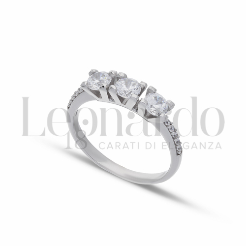 Modello o finitura Trilogy lineare con pietre sul gambo con Zircone bianco in Oro Bianco da 2,7gr.