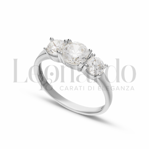 Modello o finitura Trilogy a scalare con Zircone bianco in Oro Bianco da 2,7gr.