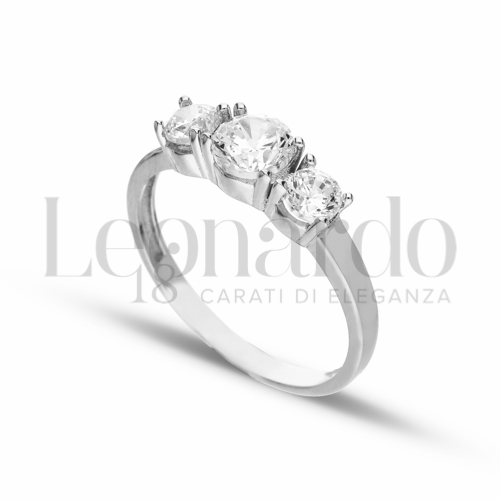 Modello o finitura Trilogy a scalare con Zircone bianco in Oro Bianco da 2,9gr.