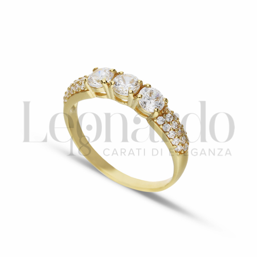 Modello o finitura Trilogy lineare con pietre sul gambo con Zircone bianco in Oro Giallo da 2,5gr.