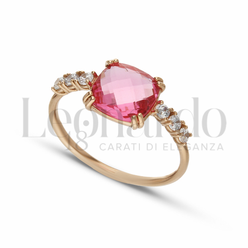 Modello Quadrato con Pietra di Colore Rosso e zirconi bianchi in Oro Rosa da 2gr.