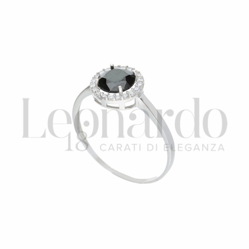 Contornato da una fila di zirconi Modello con Pietra nera e zirconi bianchi in Oro Bianco da 1,3gr.