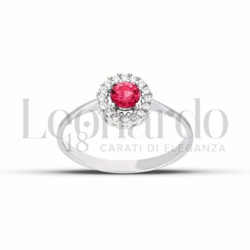 Contornato da una fila di zirconi Modello con Pietra di Colore Rosso e zirconi bianchi in Oro Bianco da 2,1gr.