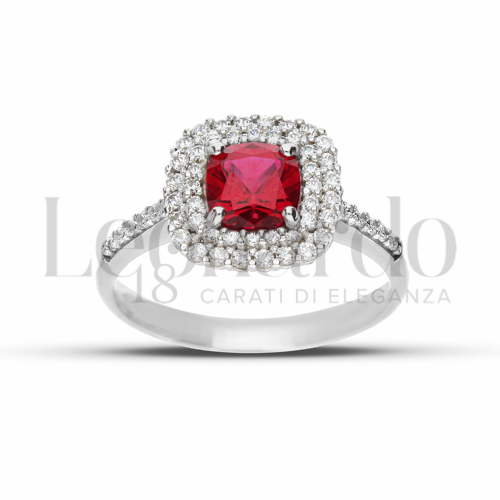 Contornato da due file di zirconi Modello con Pietra di Colore Rosso e zirconi bianchi in Oro Bianco da 3,4gr.