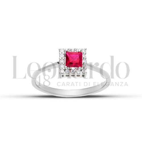 Contornato da una fila di zirconi Modello con Pietra di Colore Rosso e zirconi bianchi in Oro Bianco da 2,1gr.