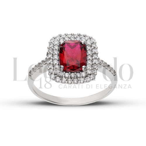 Contornato da due file di zirconi Modello con Pietra di Colore Rosso e zirconi bianchi in Oro Bianco da 3,7gr.