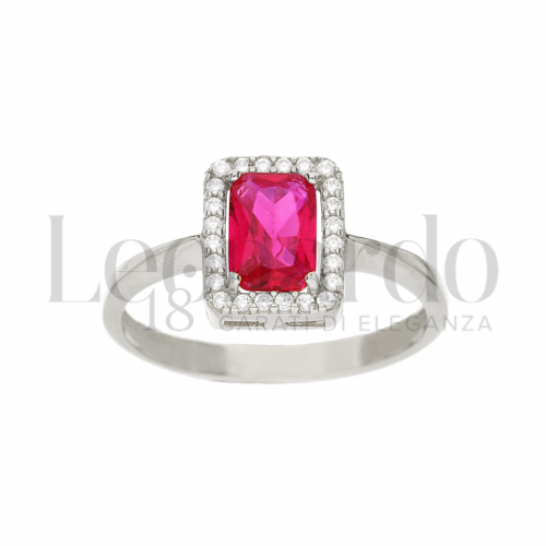 Contornato da una fila di zirconi Modello con Pietra di Colore Rosso e zirconi bianchi in Oro Bianco da 2,5gr.