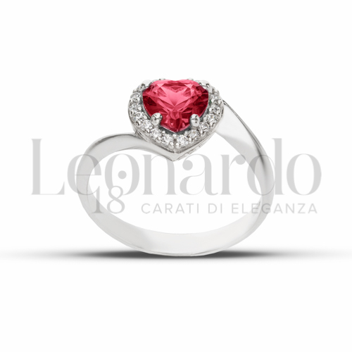 Contornato da una fila di zirconi Modello con Pietra di Colore Rosso e zirconi bianchi in Oro Bianco da 2,8gr.