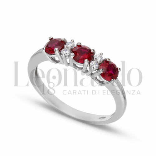 Trilogy Orizzontale Modello con Pietra di Colore Rosso e zirconi bianchi in Oro Bianco da 2,5gr.