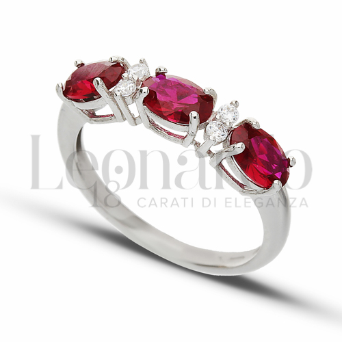 Trilogy Orizzontale Modello con Pietra di Colore Rosso e zirconi bianchi in Oro Bianco da 2,5gr.