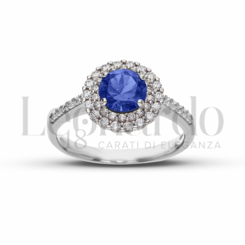 Contornato da due file di zirconi Modello con Pietra di Colore Blu e zirconi bianchi in Oro Bianco da 3,1gr.