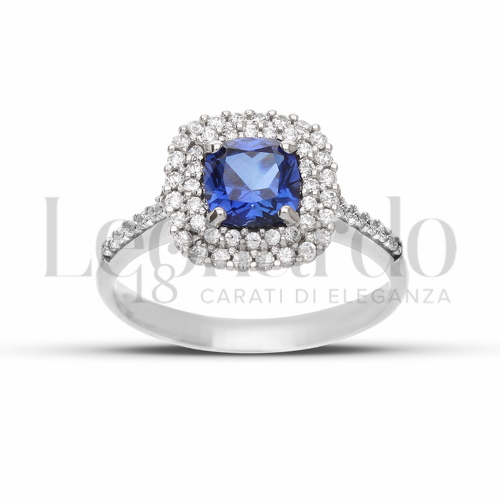 Contornato da due file di zirconi Modello con Pietra di Colore Blu e zirconi bianchi in Oro Bianco da 3,4gr.