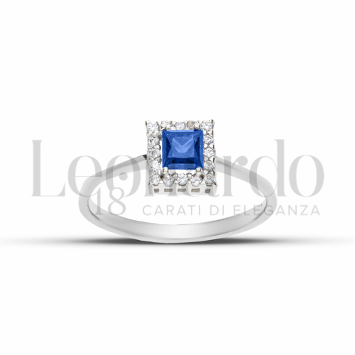 Contornato da una fila di zirconi Modello con Pietra di Colore Blu e zirconi bianchi in Oro Bianco da 2,1gr.