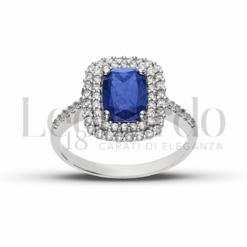 Contornato da due file di zirconi Modello con Pietra di Colore Blu e zirconi bianchi in Oro Bianco da 4,4gr.