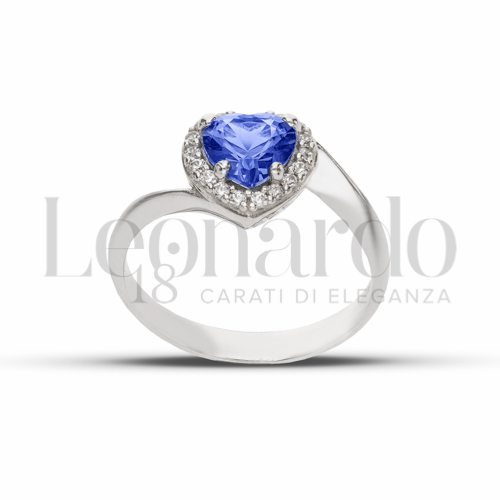 Contornato da una fila di zirconi Modello con Pietra di Colore Blu e zirconi bianchi in Oro Bianco da 2,8gr.
