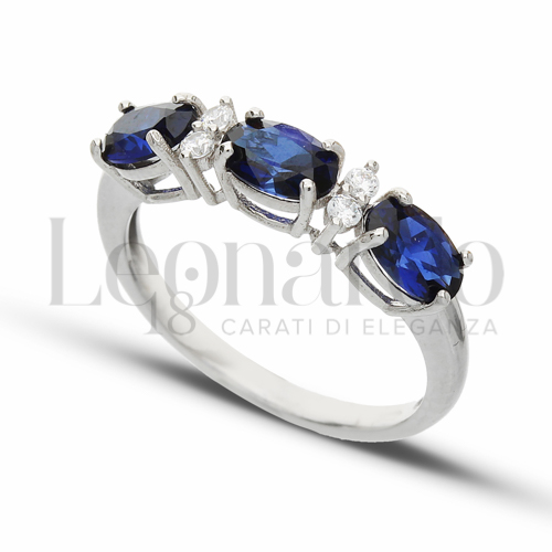 Trilogy Orizzontale Modello con Pietra di Colore Blu e zirconi bianchi in Oro Bianco da 2,5gr.