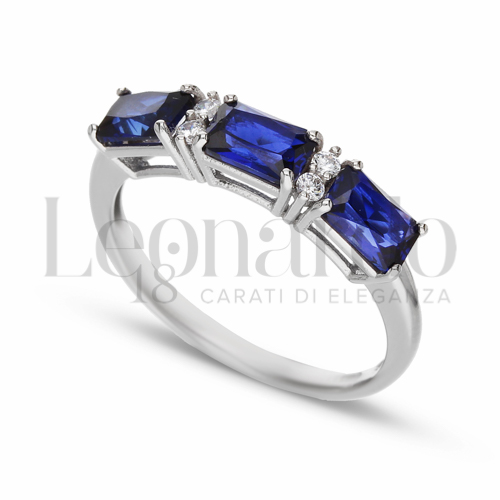 Trilogy Orizzontale Modello con Pietra di Colore Blu e zirconi bianchi in Oro Bianco da 3gr.