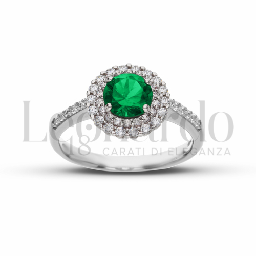 Contornato da due file di zirconi Modello con Pietra di Colore Verde e zirconi bianchi in Oro Bianco da 3,5gr.