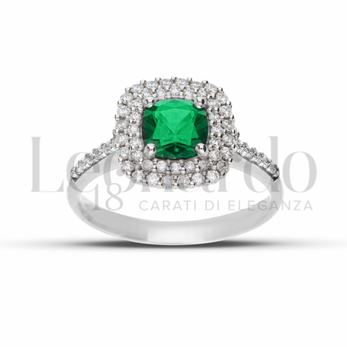 Contornato da due file di zirconi Modello con Pietra di Colore Verde e zirconi bianchi in Oro Bianco da 3,5gr.