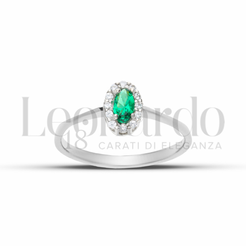 Contornato da una fila di zirconi Modello con Pietra di Colore Verde e zirconi bianchi in Oro Bianco da 1,8gr.