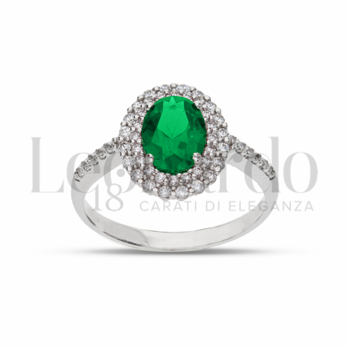 Contornato da due file di zirconi Modello con Pietra di Colore Verde e zirconi bianchi in Oro Bianco da 3,7gr.