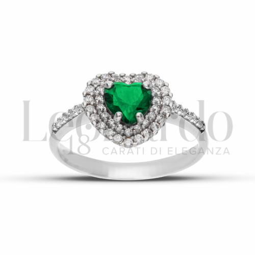 Contornato da due file di zirconi Modello con Pietra di Colore Verde e zirconi bianchi in Oro Bianco da 3,6gr.