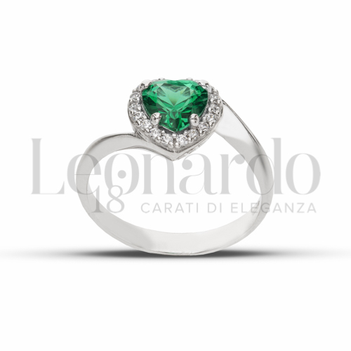 Contornato da una fila di zirconi Modello con Pietra di Colore Verde e zirconi bianchi in Oro Bianco da 2,8gr.