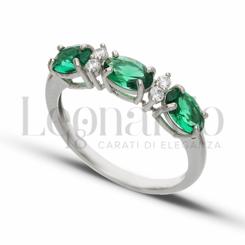 Trilogy Orizzontale Modello con Pietra di Colore Verde e zirconi bianchi in Oro Bianco da 2,4gr.