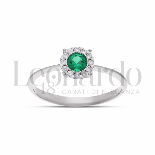 Contornato da una fila di zirconi Modello con Pietra di Colore Verde e zirconi bianchi in Oro Bianco da 1,8gr.