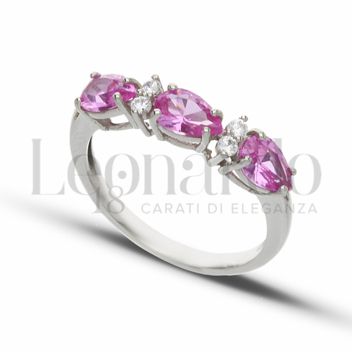 Trilogy Orizzontale Modello con Pietra Idrotermale Rosa e zirconi bianchi in Oro Bianco da 2,4gr.