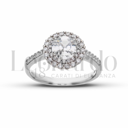 Contornato da due file di zirconi Modello con Pietra Bianca e zirconi bianchi in Oro Bianco da 3,7gr.