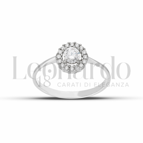 Contornato da una fila di zirconi Modello con Pietra Bianca e zirconi bianchi in Oro Bianco da 2,2gr.