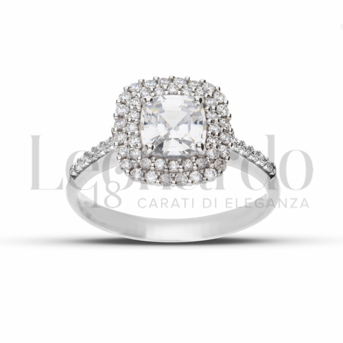 Contornato da due file di zirconi Modello con Pietra Bianca e zirconi bianchi in Oro Bianco da 3,7gr.