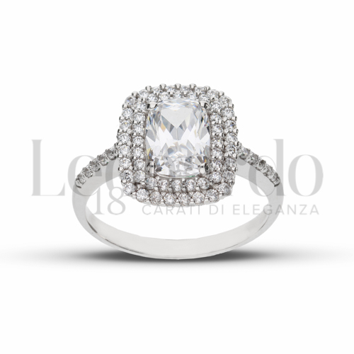 Contornato da due file di zirconi Modello con Pietra Bianca e zirconi bianchi in Oro Bianco da 4,4gr.