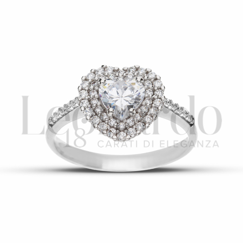 Contornato da due file di zirconi Modello con Pietra Bianca e zirconi bianchi in Oro Bianco da 3,6gr.