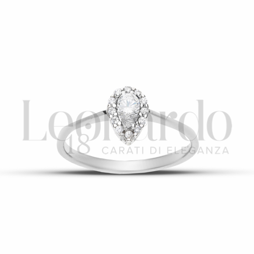 Contornato da una fila di zirconi Modello con Pietra Bianca e zirconi bianchi in Oro Bianco da 1,8gr.