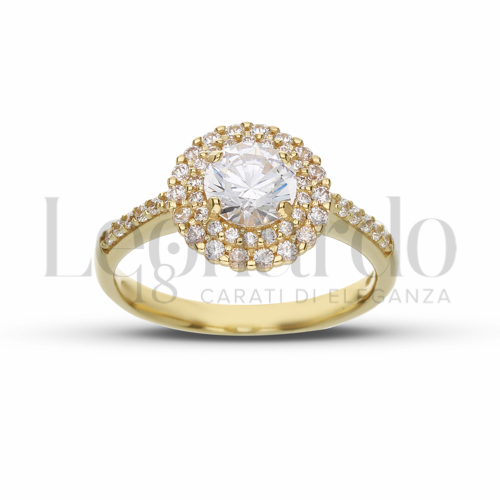 Contornato da due file di zirconi Modello con Pietra Bianca e zirconi bianchi in Oro Giallo da 3,8gr.