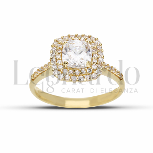 Contornato da due file di zirconi Modello con Pietra Bianca e zirconi bianchi in Oro Giallo da 3,9gr.