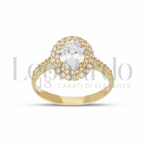 Contornato da due file di zirconi Modello con Pietra Bianca e zirconi bianchi in Oro Giallo da 3,9gr.