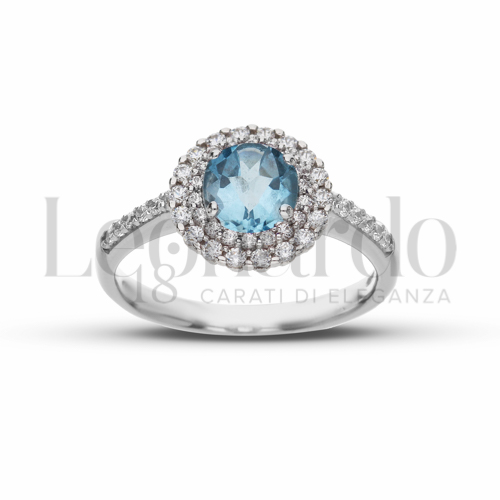 Contornato da due file di zirconi Modello con Topazio azzurro e zirconi bianchi in Oro Bianco da 3,1gr.