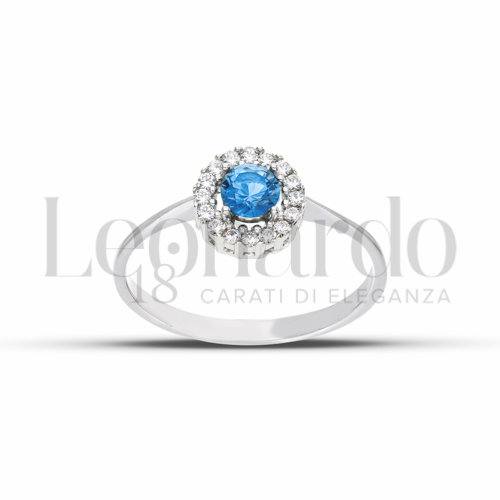 Contornato da una fila di zirconi Modello con Topazio azzurro e zirconi bianchi in Oro Bianco da 2,1gr.